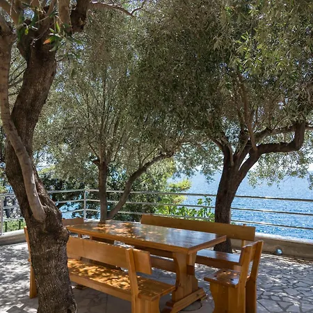 Seafront Toma With Heated Pool Willa