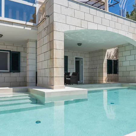 Seafront Toma With Heated Pool Willa