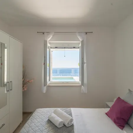 Seafront Toma With Heated Pool וילה *