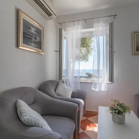 Seafront Toma With Heated Pool *
