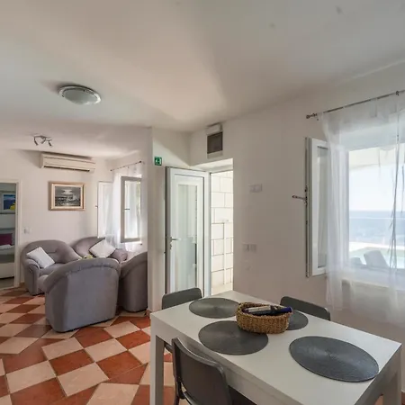 Seafront Toma With Heated Pool Gornji Dingac