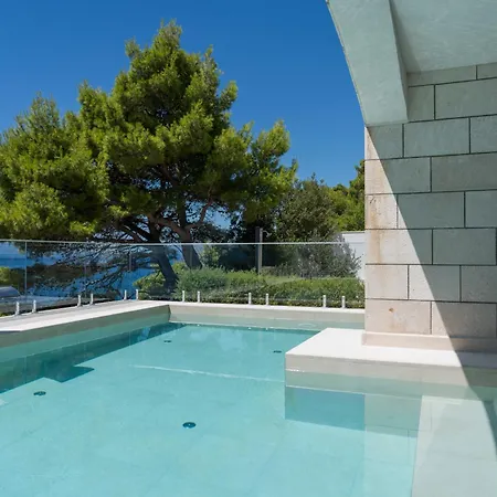 Seafront Toma With Heated Pool וילה