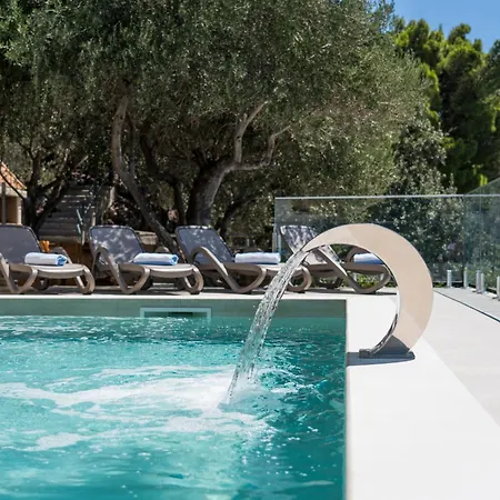 Seafront Toma With Heated Pool וילה *
