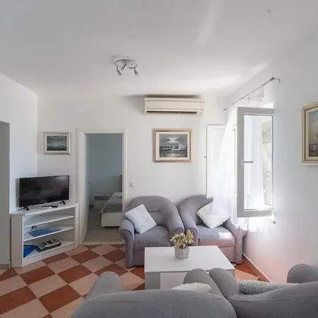 Villa Seafront Toma With Heated Pool