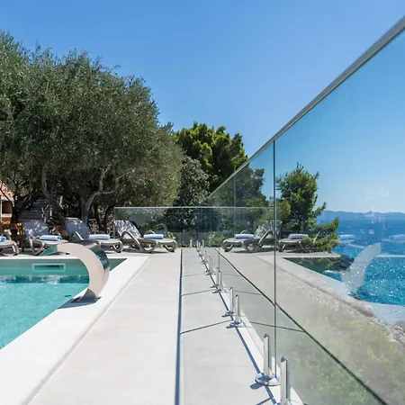 Villa Seafront Toma With Heated Pool *